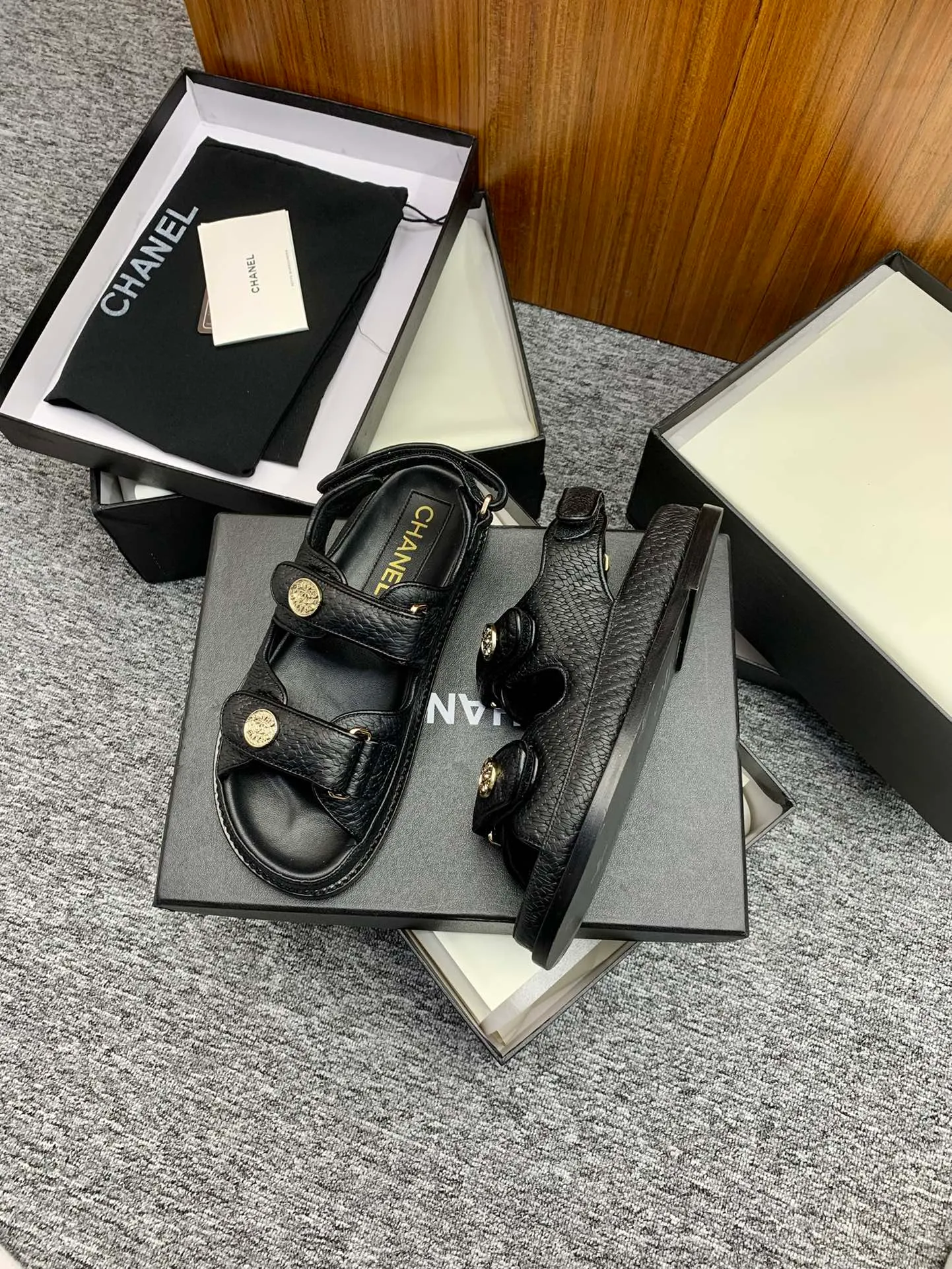 👟👟Ex-factory price 480👟👟 👑Crown👑Top purchasing version✈️ CHANEL Xiaoxiang 2022 spring and summer latest season double C Velcro casual sandals! Summer beach sandals 🏖️! A sandal that is super comfortable on your feet! A must-have classic! ✊Adhere to the original 1:1 mold customization! Feel free to compare! Give you a genuine foot feel! The first choice for high-end customers to purchase ❤️ [Material] 👑 Fabric: Original customized pebbled cowhide/satin buckle 👑 Lining: Original imported water-dyed sheepskin 👑 Outsole: Original open-molded genuine leather outsole [Number of yards] 35-41 (⚠️34/41 needs to be customized, non-refundable and non-exchangeable) [Packaging] 🎁Configured with original packaging